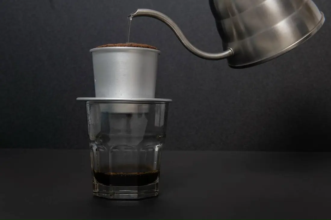 Rót nước sôi vào phin cà phê